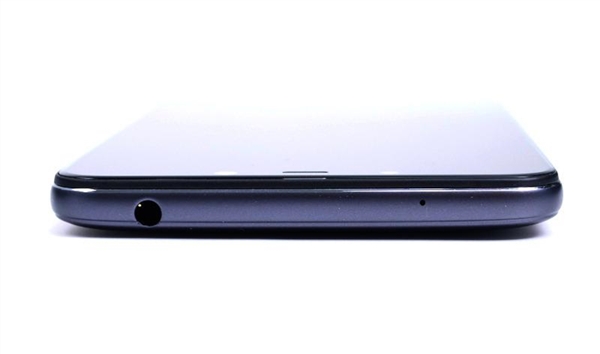 小米 Pocophone F1 欧洲上线:3412元