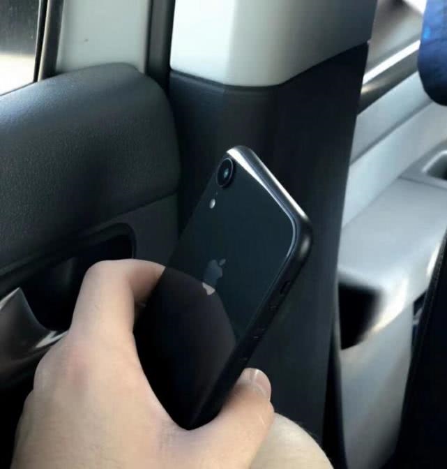 疑似iPhone 9真机谍照露面：后置单摄面积较大
