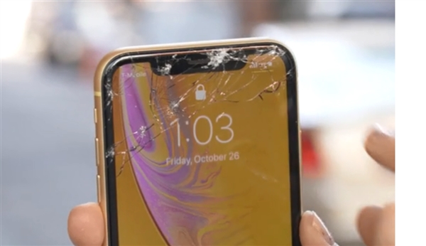 iPhone XR摔落实测：差远了！