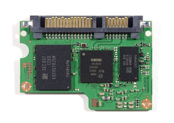 三星860 QVO没有完全利用整块PCB,预留一半空焊位