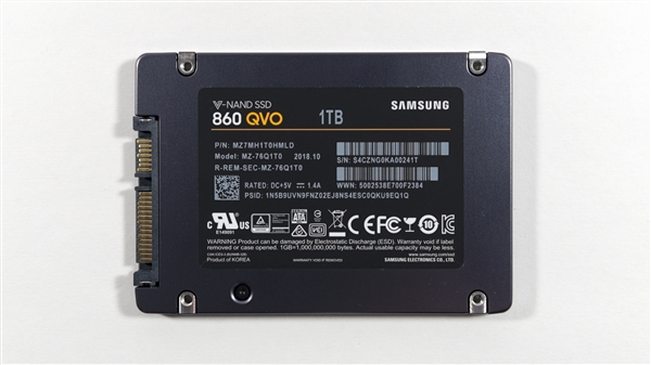 三星860 QVO没有完全利用整块PCB,预留一半空焊位