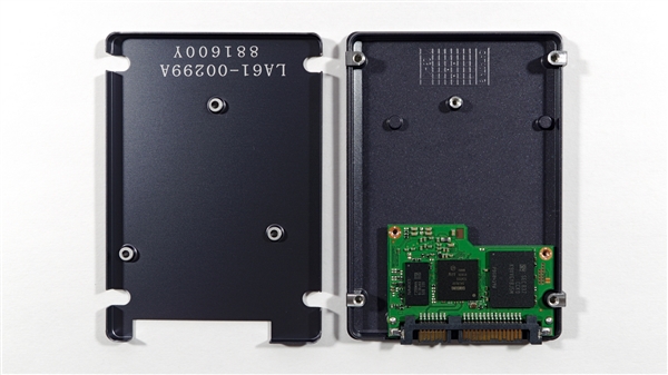 三星860 QVO没有完全利用整块PCB,预留一半空焊位