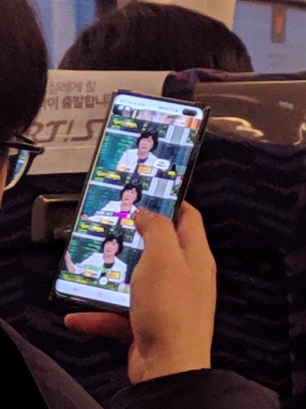 三星Galaxy S10 Plus真机照亮相：挖孔屏