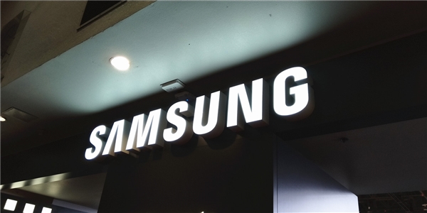 三星Galaxy S10真机谍照现身网络：左右黑边很窄