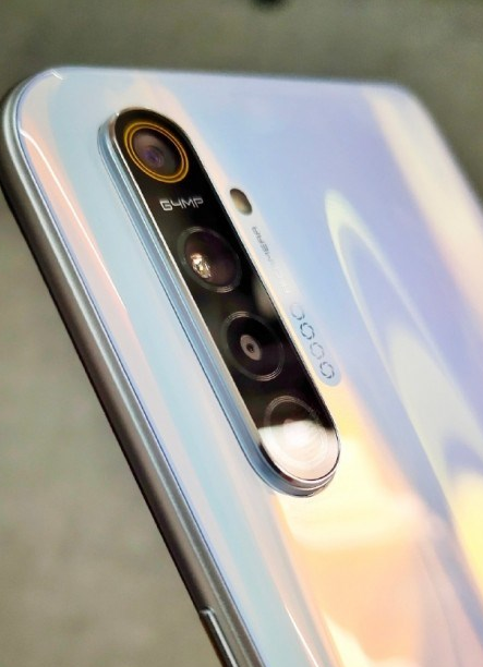 Realme XT入手：采用水滴屏