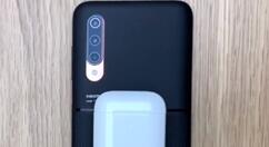 新机小米9 Pro 5G展示10W反向无线充电功能