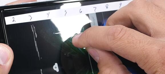 三星折叠屏手机现身：铰链强度相当足