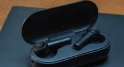 雷蛇带来战锤狂鲨真无线耳机