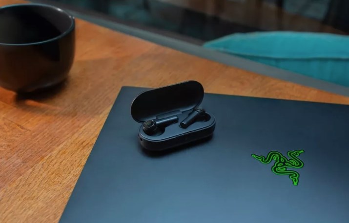 雷蛇带来战锤狂鲨真无线耳机