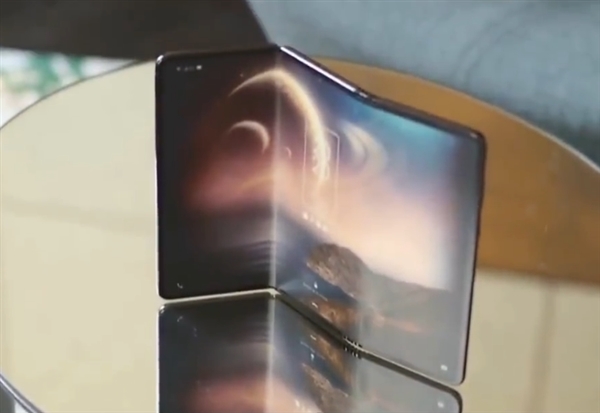 TCL三折手机曝光：视觉让人震撼