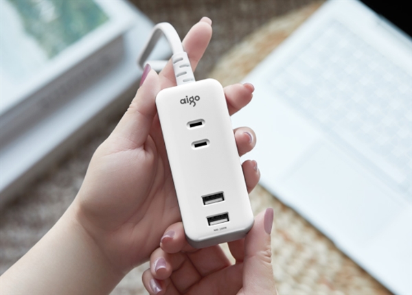 小米开卖迷你版三位插线板 ：还有2个USB