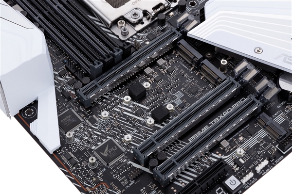 ROG真板皇领衔：32核心撕裂者呼啸而来！