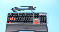 XPG召唤者机械键盘图赏：金属面板+悬浮键帽