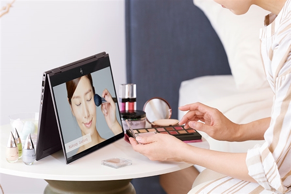 最有特色的惠普Envy x360 13笔记本上线：采用天然胡桃木材质