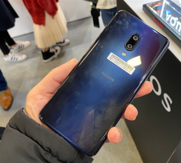 全球首款240Hz屏旗舰 ：AQUOS Zero 2使用了金属发丝纹理