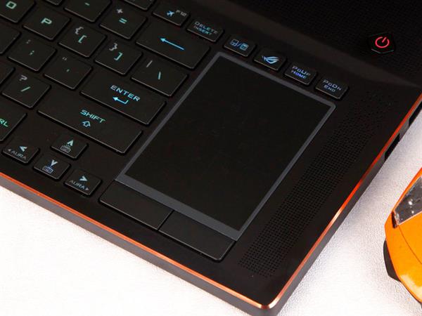 不愧是旗舰！Plus游戏本上手：才18.7mm厚