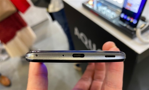 全球首款240Hz屏旗舰 ：AQUOS Zero 2使用了金属发丝纹理