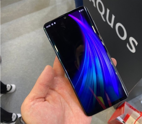 全球首款240Hz屏旗舰 ：AQUOS Zero 2使用了金属发丝纹理