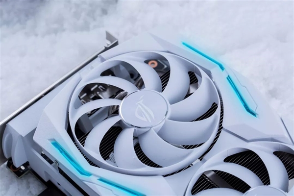 15999元！圣诞限量版颜值显卡 只卖1000块