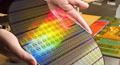 一粒米上刻10亿字 国产芯片工艺太震撼了