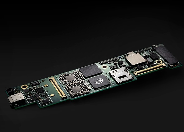 英特尔亮出“Lakefield”处理器主板:单手可握