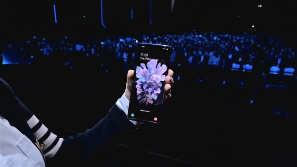 大小双屏！翻盖折叠屏Galaxy Z Flip来了