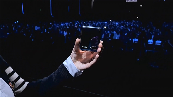大小双屏！翻盖折叠屏Galaxy Z Flip来了