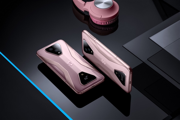 第一款5G游戏手机 黑鲨游戏手机3 12G+128G版开卖