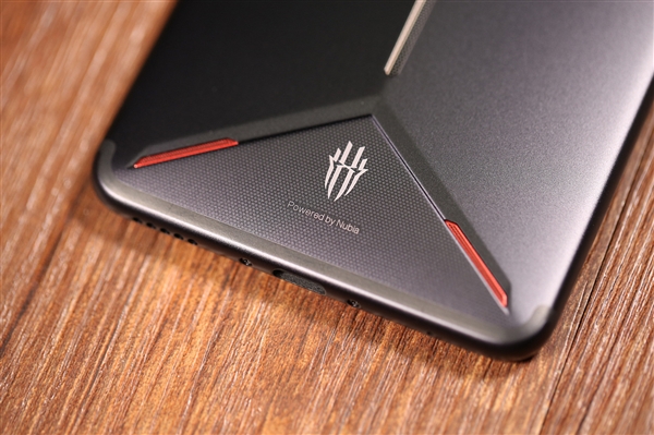 红魔手机8款生态产品发布：可插百兆网线