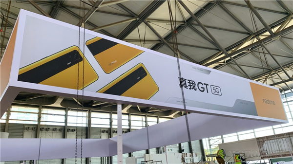 新机realme GT外形正式揭晓:采用双色素皮材质 3月4日发布
