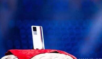 iqoo7怎么插耳机 iqoo7耳机孔位置介绍​