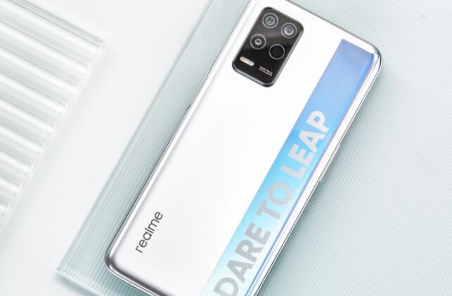 “千元机皇”realme Q3 系列明日开售:支持5G高刷屏
