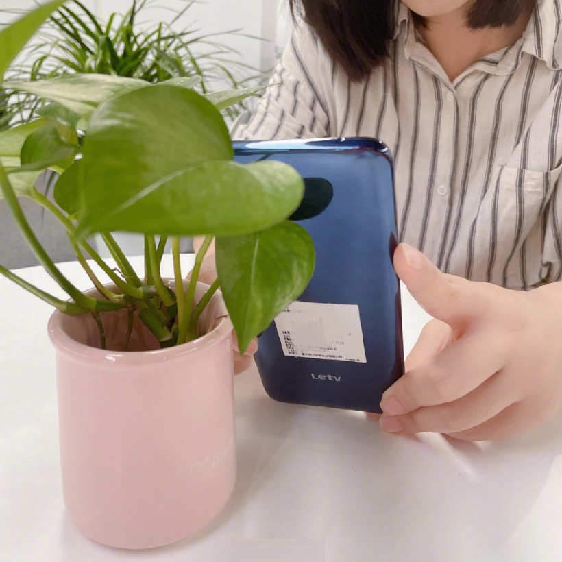 乐视公布新机真机图 水滴屏后置三摄像头