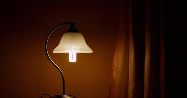 古时慈母在昏暗灯光下“临行密密缝”眼睛易疲劳，那灯光太亮呢截图